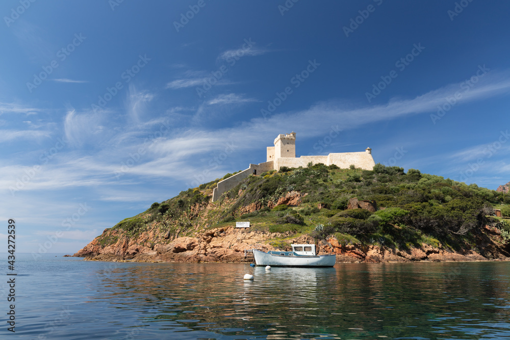 Bateau amarré devant le Fort de Girolata (Ghjirulata), en Corse. Photo prise depuis un bateau de tourisme