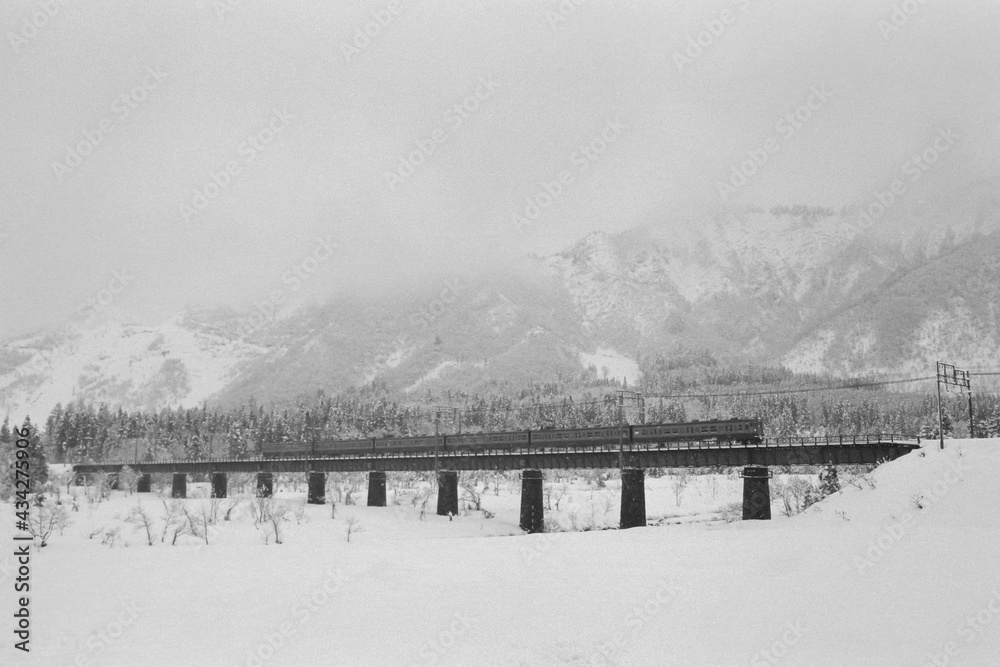 昭和53年1月の上越線を走る列車