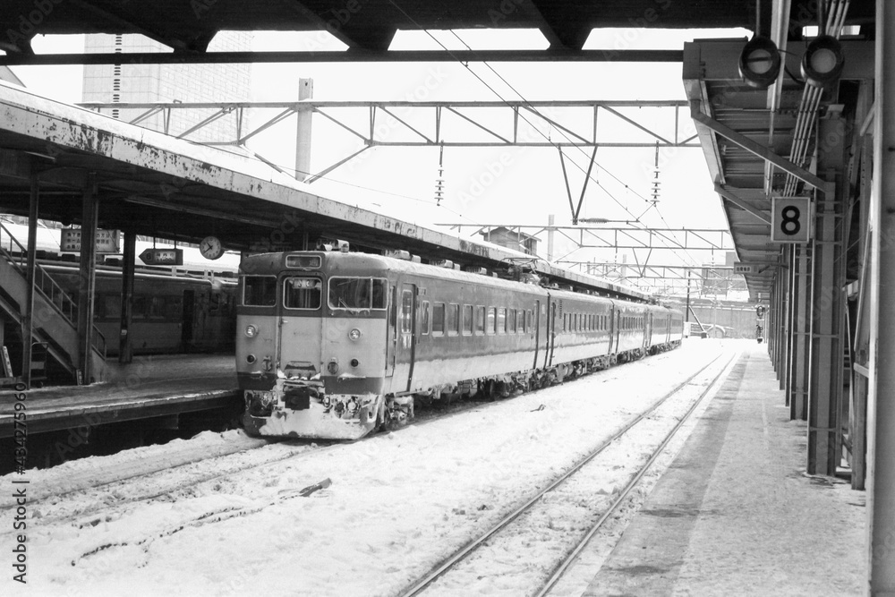 昭和50年12月の札幌駅と列車