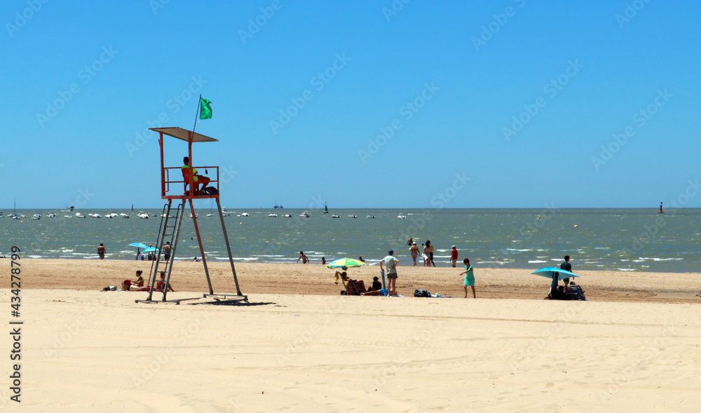 Fototapeta premium torre de socorrista en la playa vigilando en verano