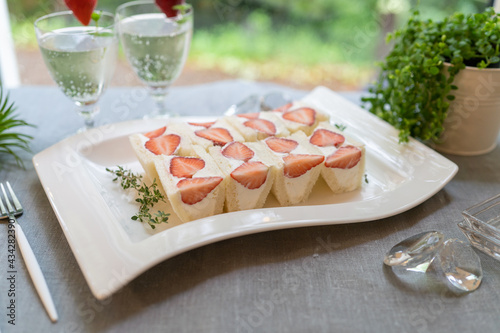 白いお皿に盛り付けられた苺のフルーツサンド