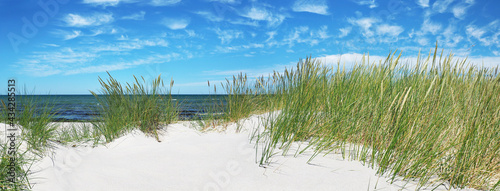 Sandstrand mit Dünen an der Ostsee - Ostseeküste mit Strand und Meer im Sommer