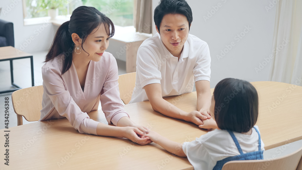 Fototapeta premium 手を繋ぐ親子 家族の絆