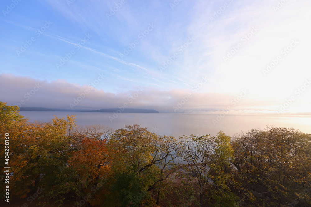 朝霧が出ている屈斜路湖の朝の紅葉
