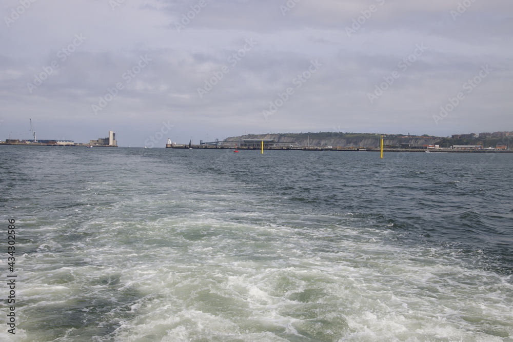 Wake ofa boat in the estuary of Bilbao Wake ofa boat in the estuary of Bilbao