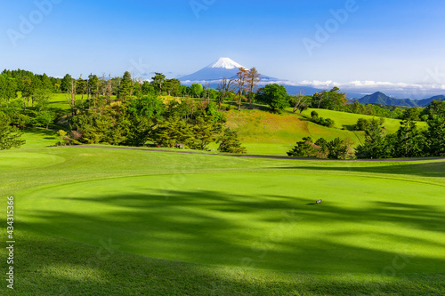 新緑の芝生の整ったゴルフ場 photo