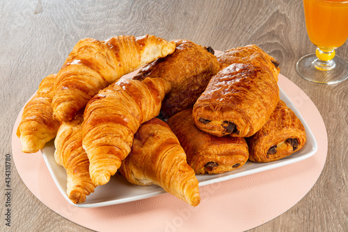 croissant & pain chocolat photo
