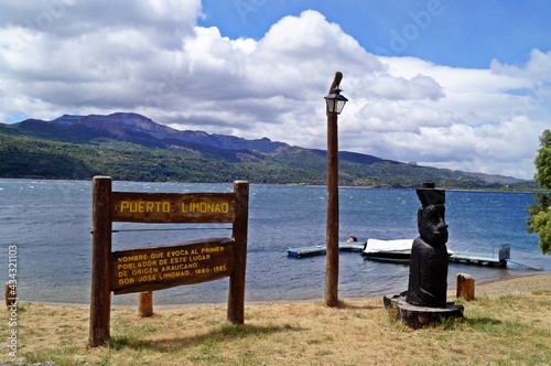 Paisagem de Porto Limonao no Lago Futalaufquen no Parque Nacional Los Alerces - Argentina photo