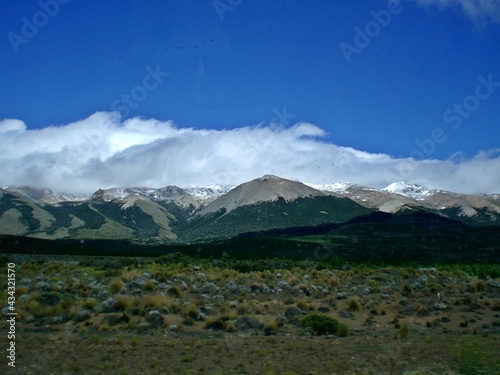 Paisagem de montanhas com picos nevados perto de Esquel - Argentina