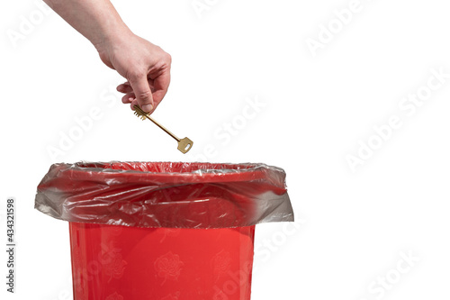 Konstfotografi A man throws a one key into the trash can
