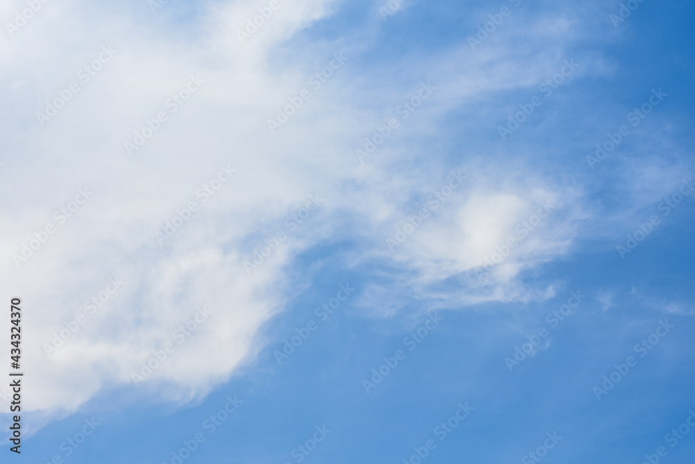 Naklejka premium A close-up of the white clouds at noon for the design.