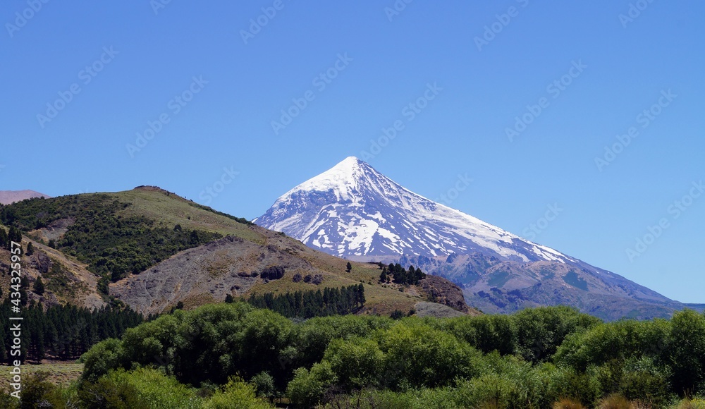 Paisagem do vulcão Lanín na fronteira da Argentina e do Chile
