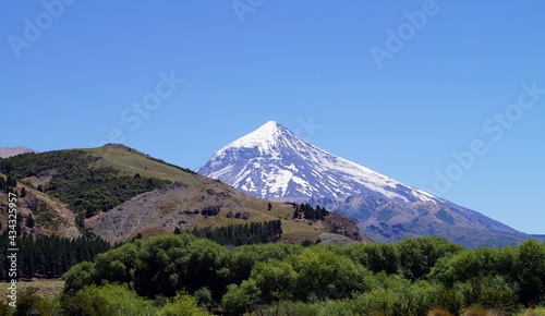 Paisagem do vulcão Lanín na fronteira da Argentina e do Chile