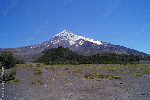 Paisagem do vulcão Lanín na fronteira da Argentina e do Chile