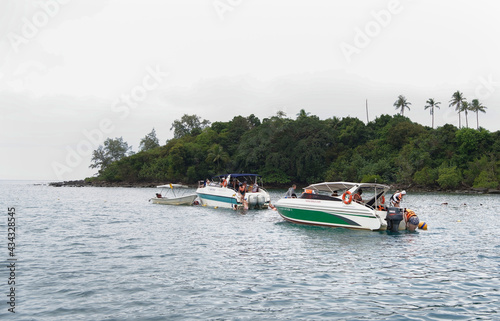 Foto Tourists bathing in the sea from a boat in the Gulf of Thailand