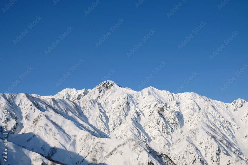 空に映える雪山