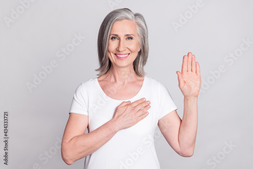 Foto Photo of aged woman happy positive smile hold hand make promise oath swear tell