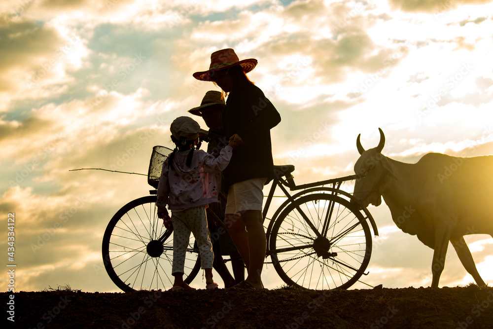 Obraz premium Mother and daughter in the countryside at sunset
