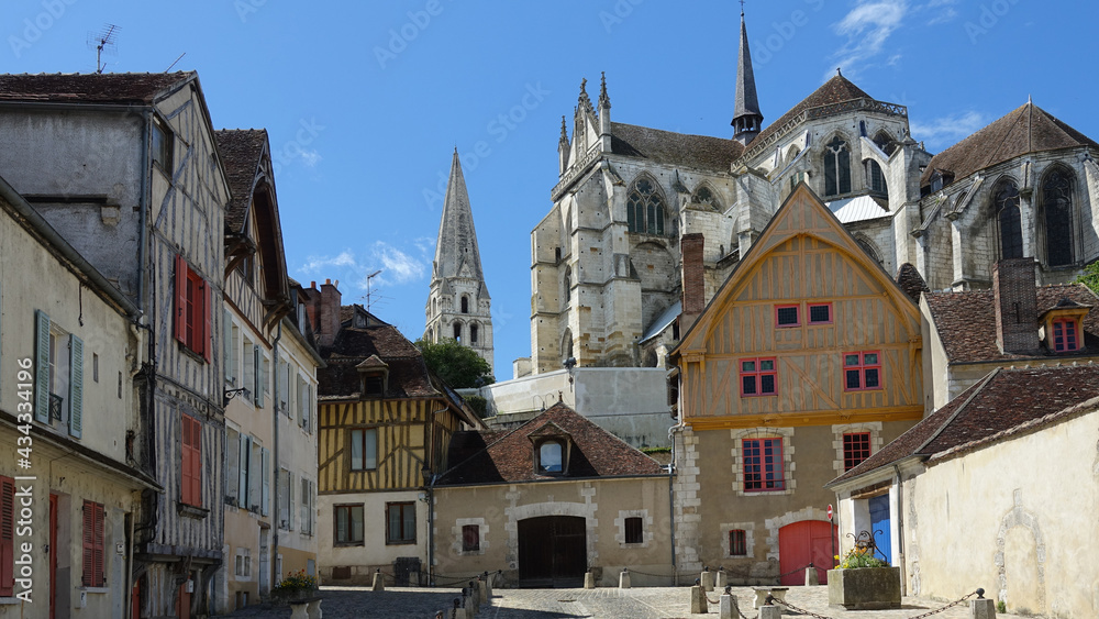 Obraz premium La place du coche d'eau à Auxerre dans l'Yonne