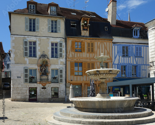 Photos La fontaine de la place Saint-Nicolas à Auxerre dans l'Yonne en Bourgogne