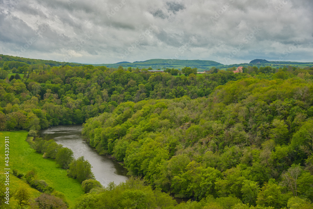 Landschaft im Morvan nahe der Abbaye de Cure im Burgund Landschaft im Morvan nahe der Abbaye de Cure im Burgund
