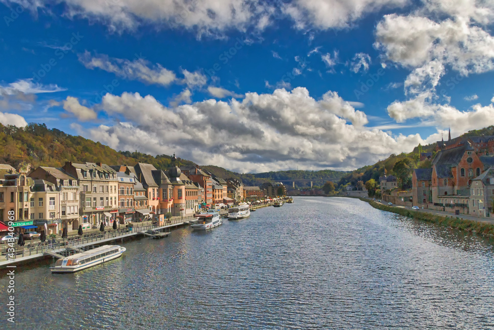 Obraz premium Dinant est une ville belge située en région wallonne, sur les rives de la Meuse.