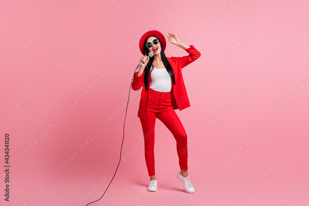Φωτογραφία Full length photo portrait of carefree woman singing holding microphone in one h