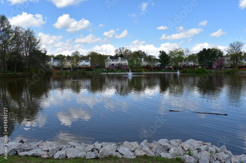Fototapeta Naklejka Na Ścianę i Meble -  lake in a suburban landscape