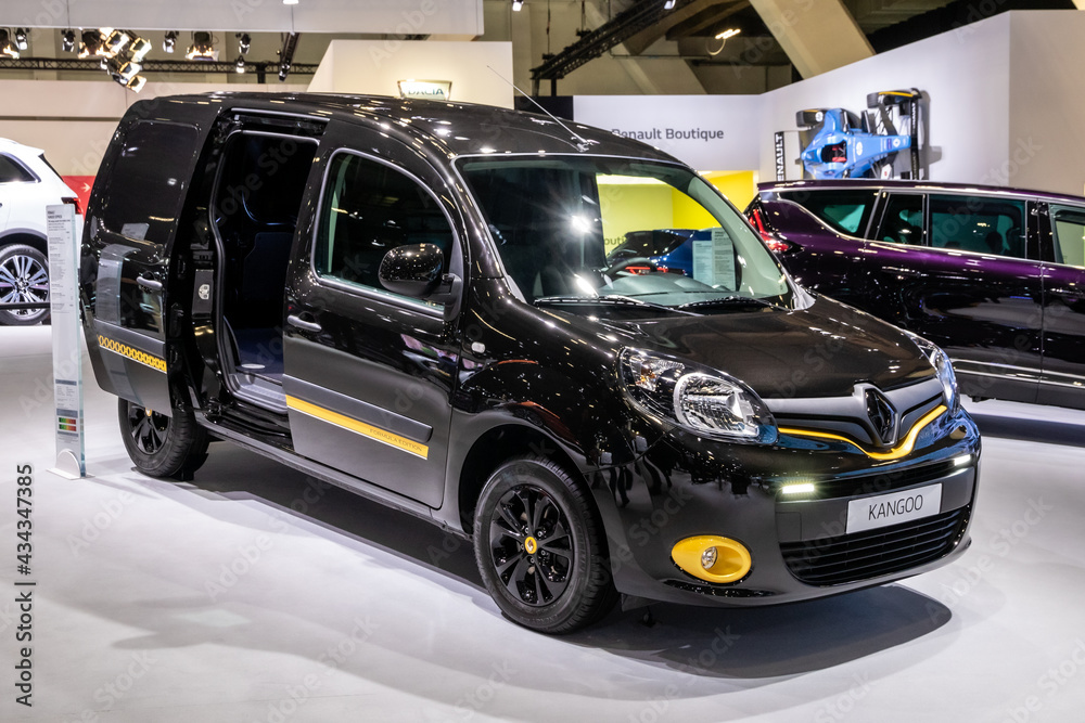 Opel Vivaro commercial van showcased at the Brussels Expo Autosalon motor  show. Belgium - January 19, 2017 Stock Photo - Alamy