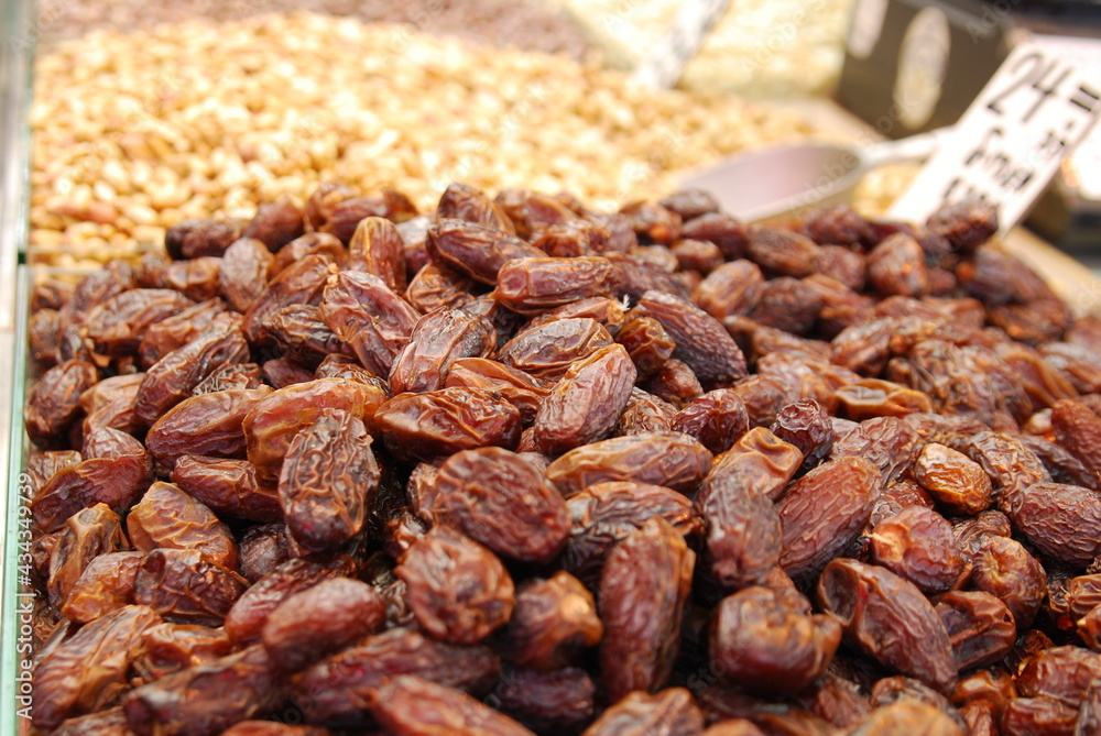 Fototapeta premium close up of dried dates in a mraket