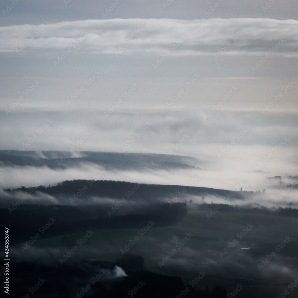 vue aérienne d'un paysage dans la brume en Seine Maritime en France