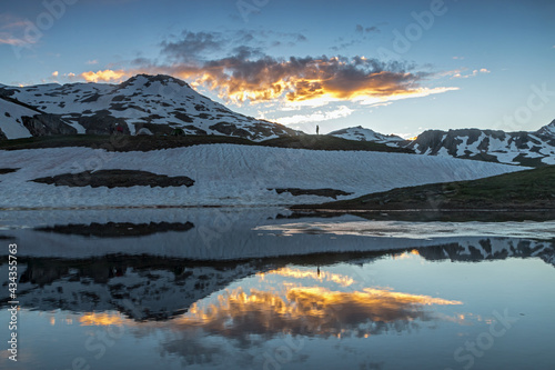 Coucher de soleil au  Bivouac au lac de la Tormottaz , Paysage des Alpes Grées au printemps , Col du Petit Saint-Bernard , Italie