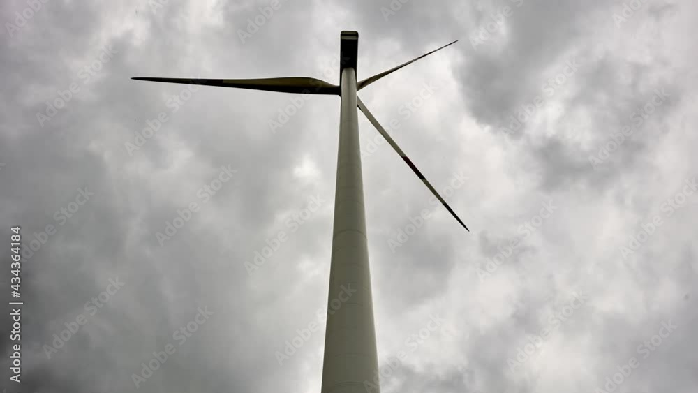 modernes Windrad dreht sich im Wind vor bewökltem Himmel. Zeitraffer. modernes Windrad dreht sich im Wind vor bewökltem Himmel. Zeitraffer.