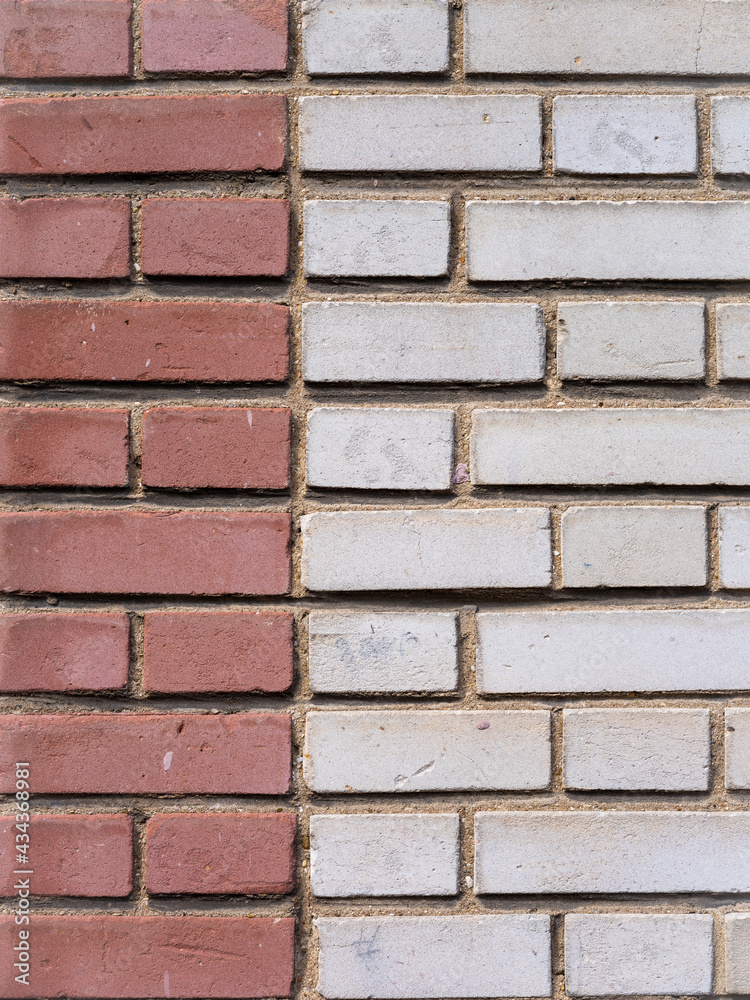 Un mur en briques rouges et blanches