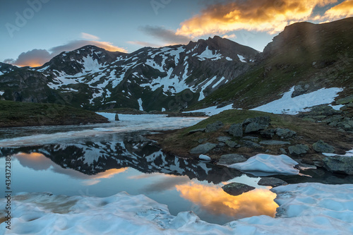 Bivouac au lac de la Tormottaz , Paysage des Alpes Grées au printemps , Col du Petit Saint-Bernard , Italie