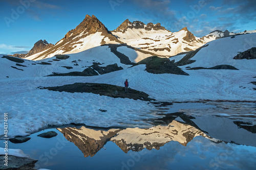 Bivouac au lac de la Tormottaz , Paysage des Alpes Grées au printemps , Col du Petit Saint-Bernard , Italie