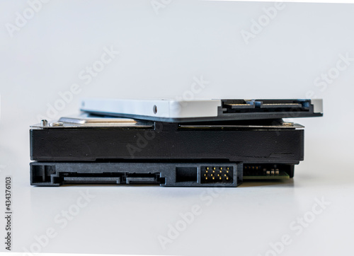 Hdd e SSD, Hard disk drive e solid state drive lado a lado em foco com detalhes