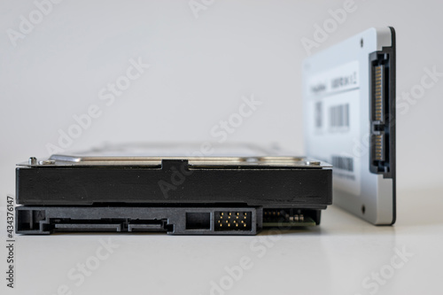 Hdd e SSD, Hard disk drive e solid state drive lado a lado em foco com detalhes photo