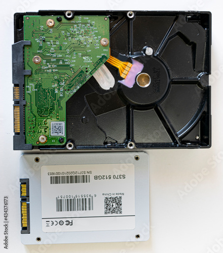 Hdd e SSD, Hard disk drive e solid state drive lado a lado em foco com detalhes photo