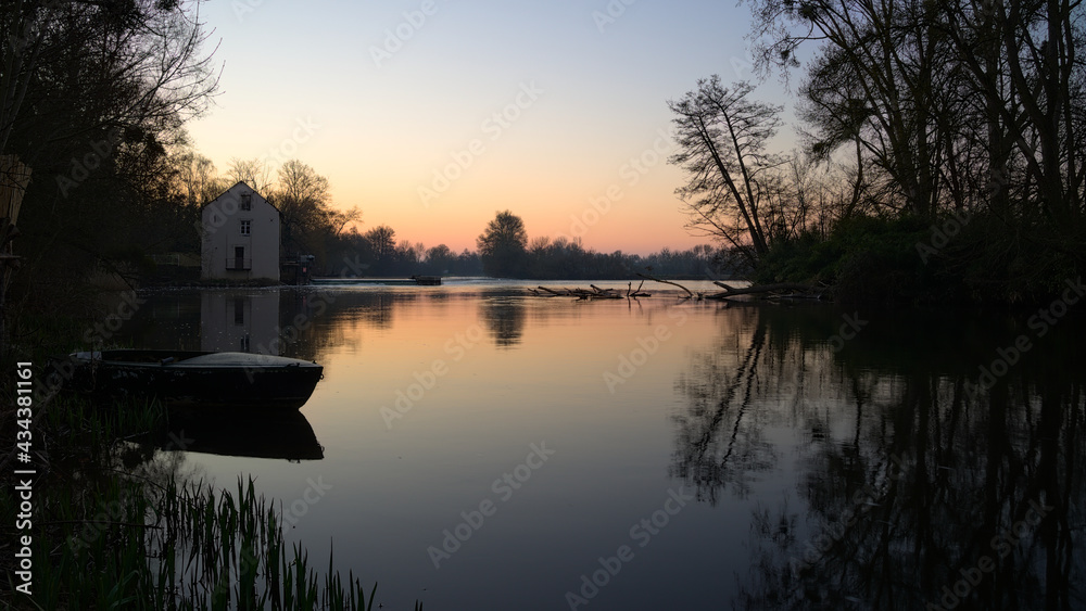 Lever de soleil sur le Loir proche de la Flèche avec une barque en mouvement au premier plan