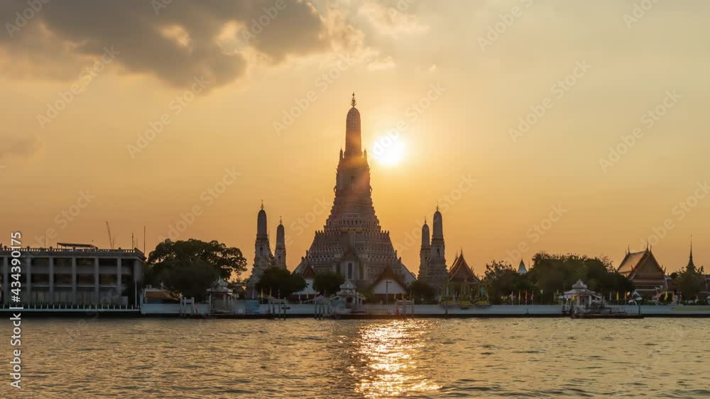 Wat Arun Ratchawararam (Temple of Dawn) and five pagodas during twilight, famous tourist destination in Bangkok, Thailand; day to night, zoom in - time lapse Wat Arun Ratchawararam (Temple of Dawn) and five pagodas during twilight, famous tourist destination in Bangkok, Thailand; day to night, zoom in - time lapse