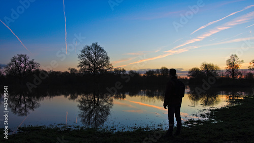 Lever de soleil sur les marais inondés de Bazouges-Cré sur Loir avec présence d'une silhouette