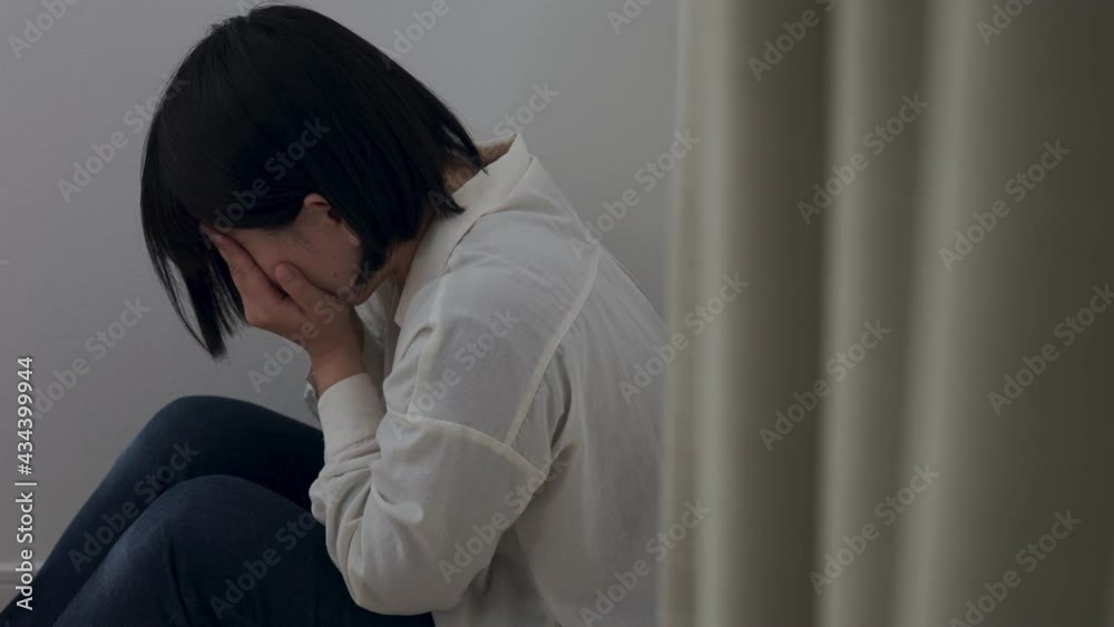 女性・引きこもり・泣く 女性・引きこもり・泣く