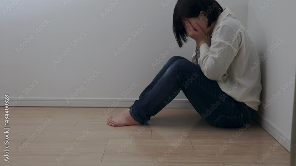女性・引きこもり・泣く 女性・引きこもり・泣く