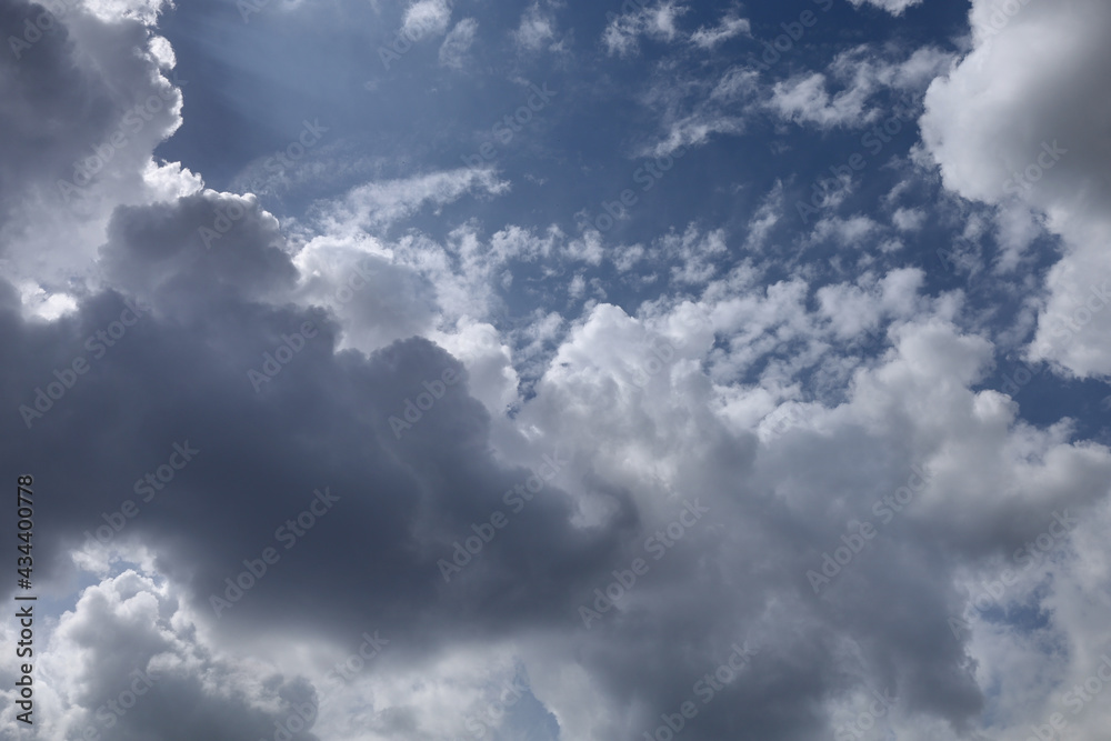 Obraz premium Blue sky with clouds. Spring or summer background. White clouds on the blue sky have a complex pattern.