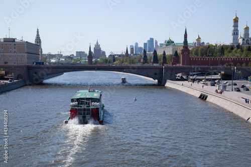 Canvas Print Pleasure boats ride on the Moscow River near the Kremlin.
