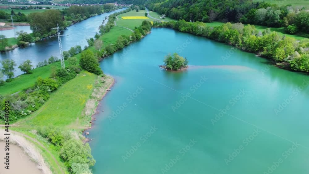 Ein schöner blauer See in der Natur. Natur in Deutschland