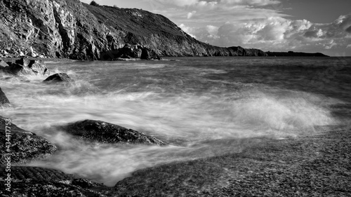 En noir et blanc, Mer et falaises à proximité de la plage Bonaparte dans les cotes d'Armor en Bretagne