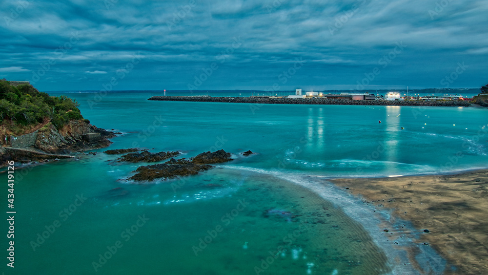 Port de Qaint quay Portrieux de nuit depuis la plage de la comtesse