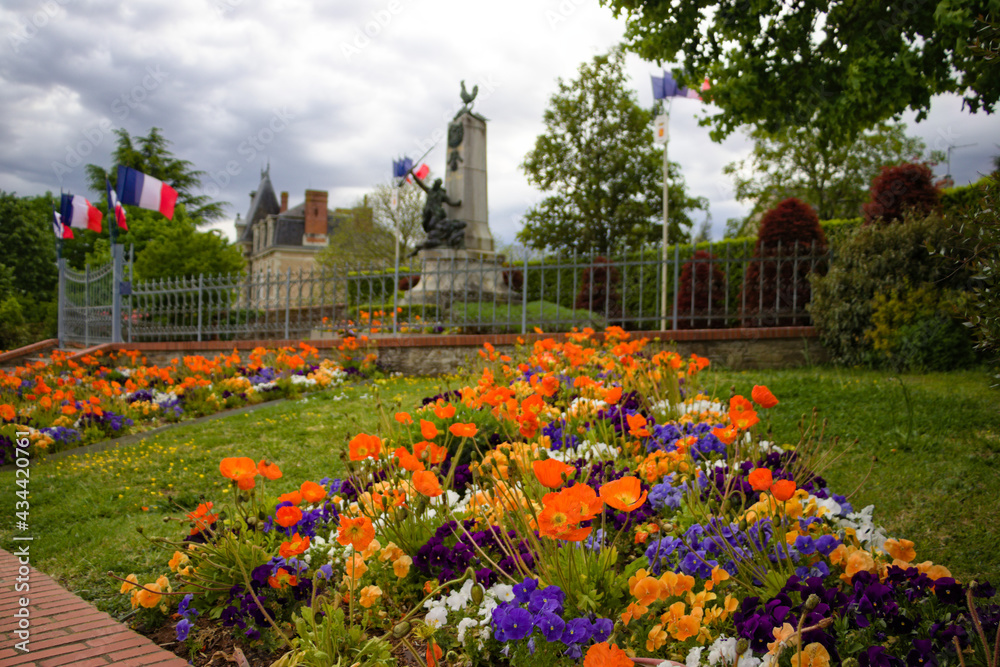 bosquet de fleur depuis un monument aux morts